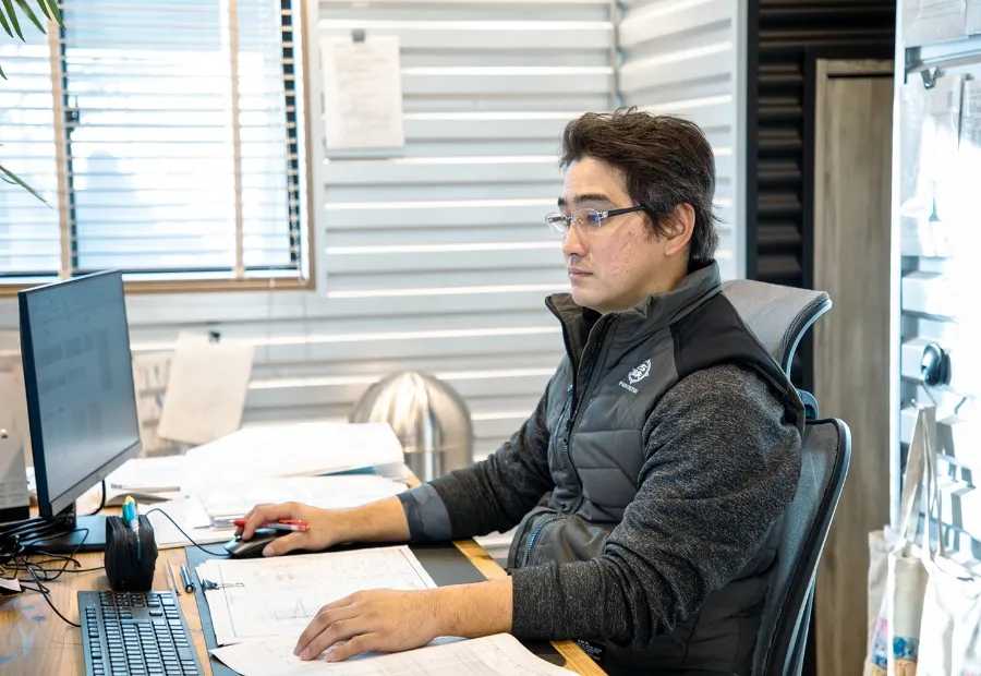 デスクワークをするスタッフの写真