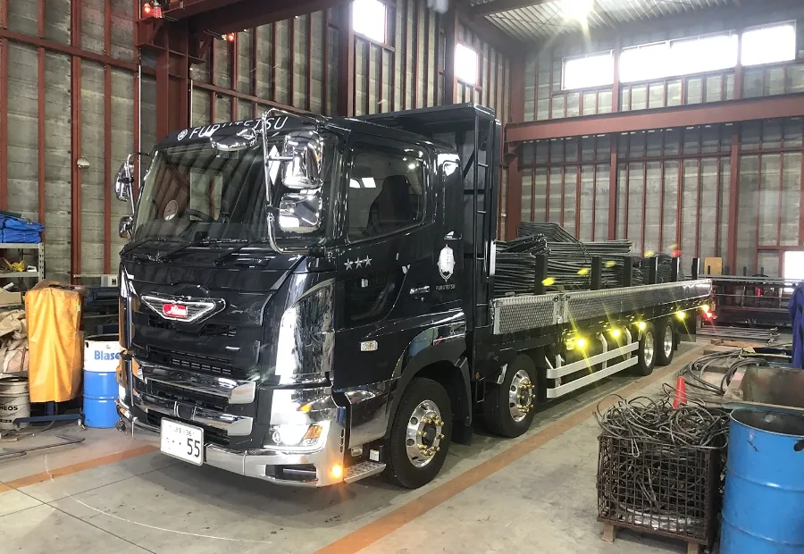 トラックに積み込まれた鉄筋の写真