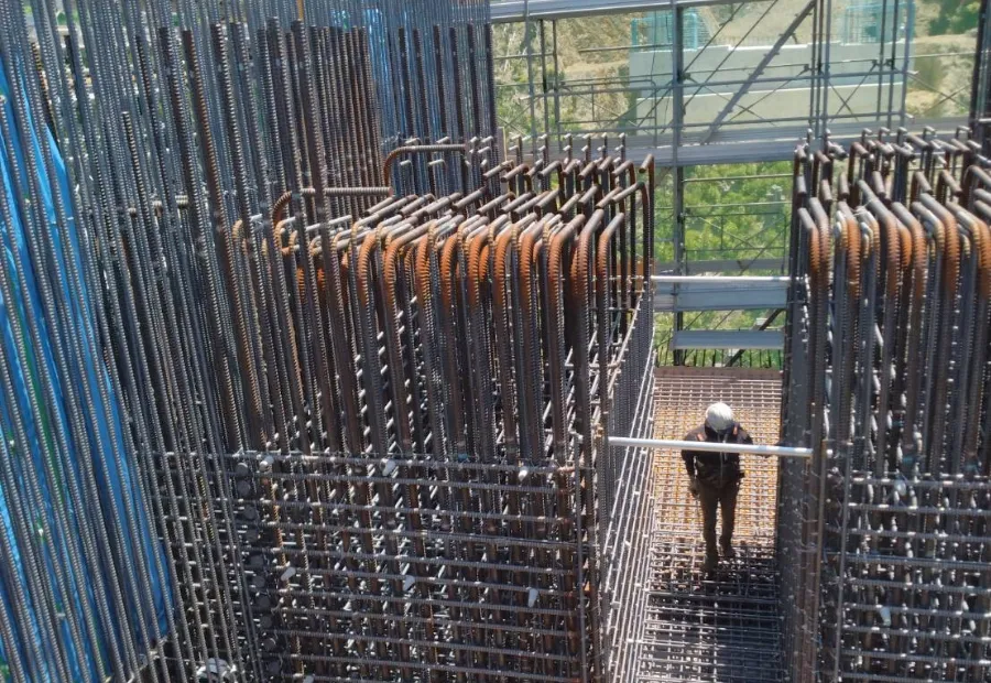 工場内で鉄筋を組み立てる作業員