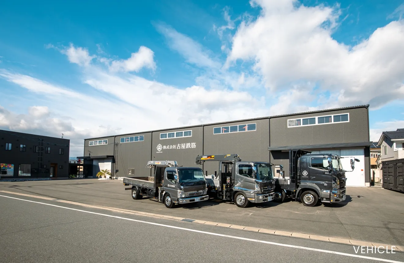 工場の前にトラックが複数台並んでいる様子