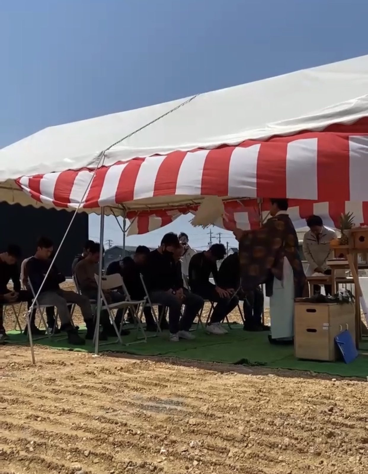令和7年４月18日に第2加工場の地鎮祭を行いました。仕事の都合で、一部の社員での出席となりましたが、天気にも恵まれ、安全に工事が行われるよう晴れやかな気持ちで祈願することができました。の画像